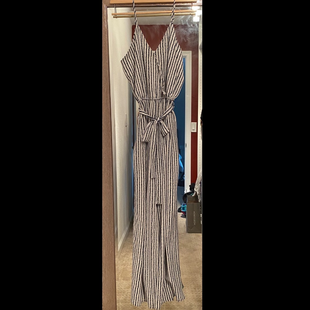 🖤 Like New!! Blue and White Stripped Romper!